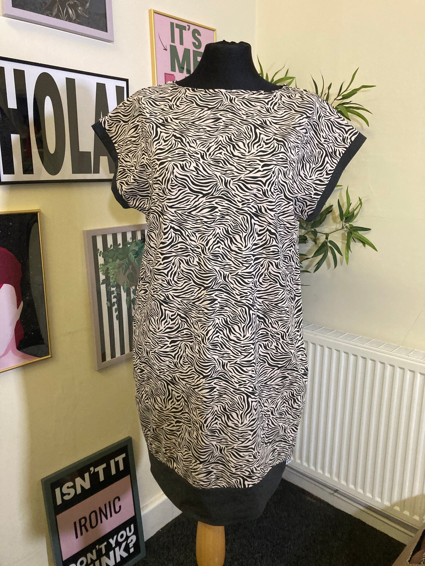 Short sleeve ecru & charcoal dress (with pockets!) size 8/12